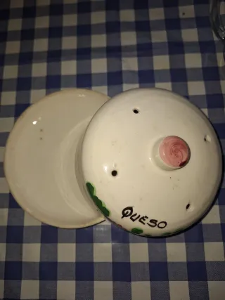 Quesera de cerámica con flores