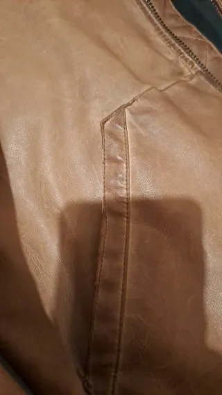 Casaco de pele sintética com capuz.