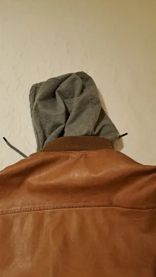 Casaco de pele sintética com capuz.