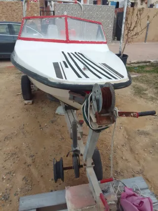 Lancha rápida blanca  sin motor