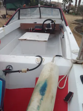 Lancha rápida blanca  sin motor