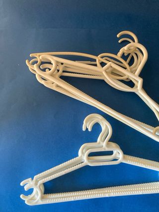 Lote de 11 perchas blancas de plástico.