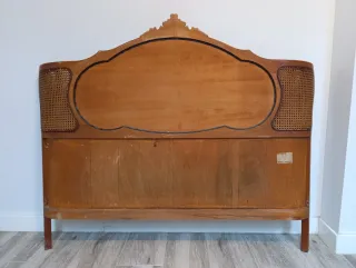 Cabecero antiguo de madera y ratán