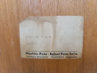 Cabecero antiguo de madera y ratán