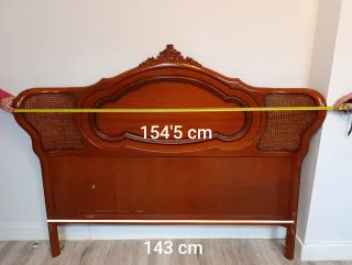 Cabecero antiguo de madera y ratán