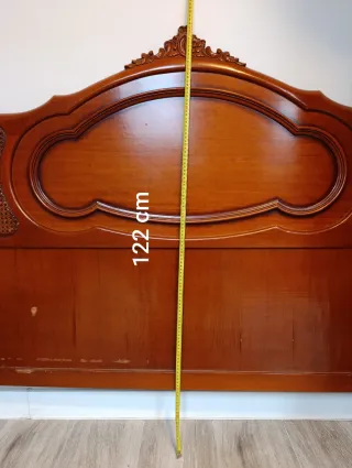 Cabecero antiguo de madera y ratán