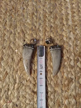 Orecchini con zanna grigio effetto madreperlato