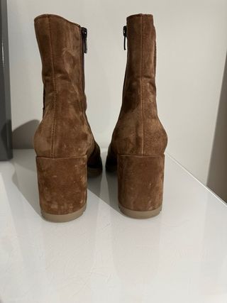 Botín ante marrón tacón
