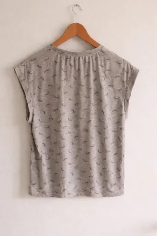 Camiseta Lefties gris estampado pestañas