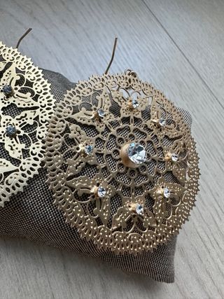 Pendientes dorados con piedras