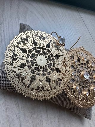 Pendientes dorados con piedras