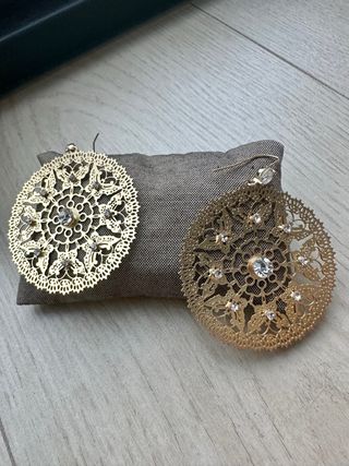 Pendientes dorados con piedras