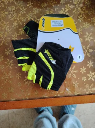 Casco bici M, guantes S y funda móvil