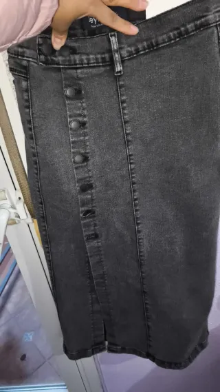 Falda larga gris con botones