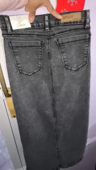 Falda larga gris con botones