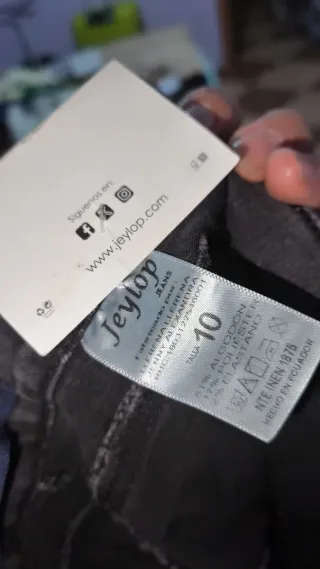 Falda larga gris con botones