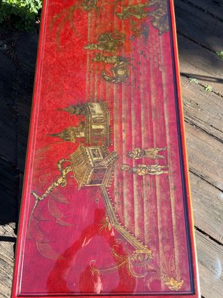 Mesa de centro roja y dorada