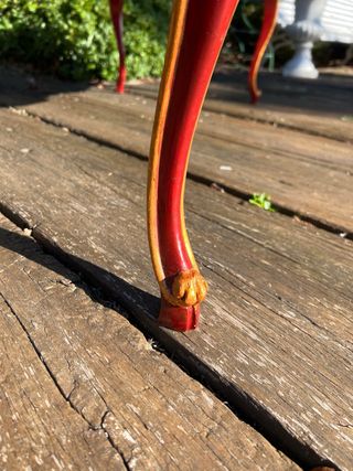 Mesa de centro roja y dorada