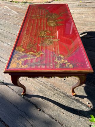 Mesa de centro roja y dorada