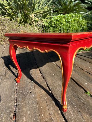 Mesa de centro roja y dorada