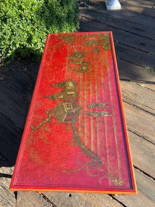 Mesa de centro roja y dorada