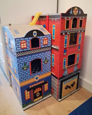 Casa de bomberos y policía de madera