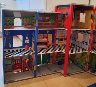 Casa de bomberos y policía de madera