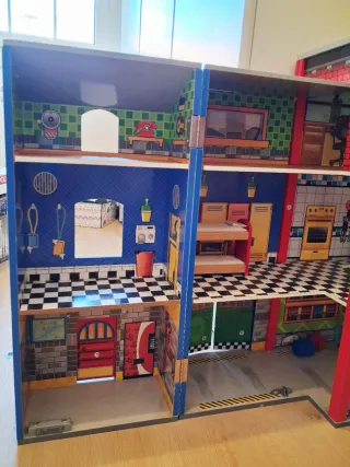 Casa de bomberos y policía de madera