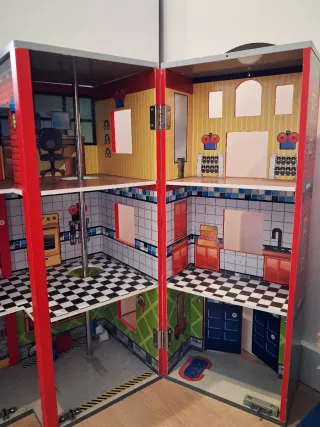 Casa de bomberos y policía de madera