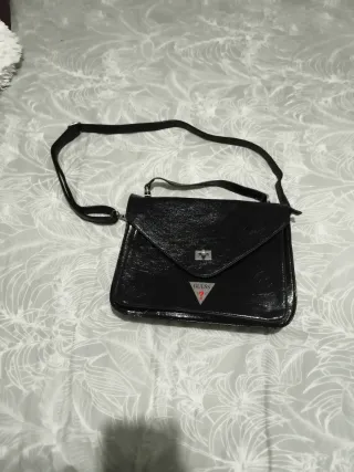 Bolso Guess Negro Charol