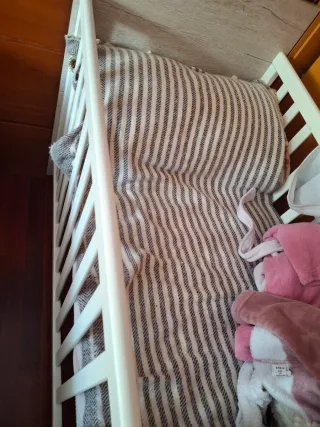 Cuna de bebé con osito