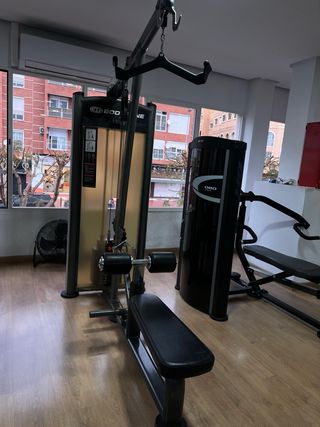 Máquina de Jalón/Remo en Polea alta y baja