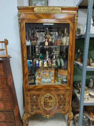 Vitrina de madera y cristal con detalles dorados