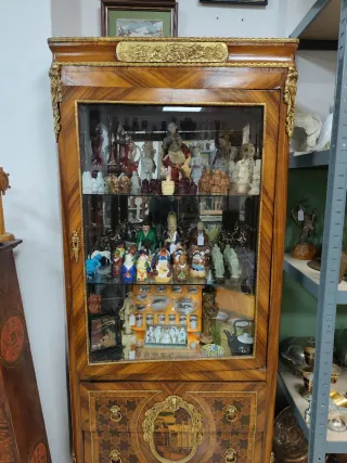 Vitrina de madera y cristal con detalles dorados