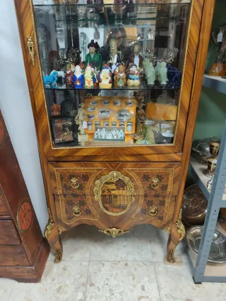 Vitrina de madera y cristal con detalles dorados