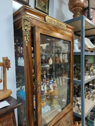 Vitrina de madera y cristal con detalles dorados