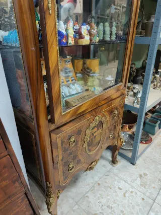 Vitrina de madera y cristal con detalles dorados