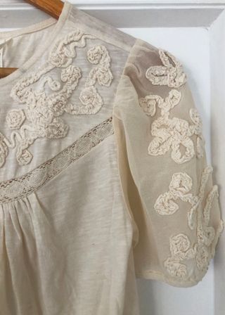 Top Anthropologie crema bordado. Talla XS