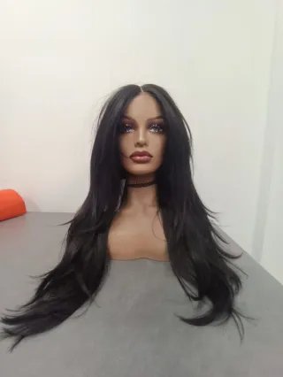 Peluca larga negra con capas