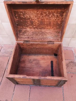 Baúl antiguo madera y metal