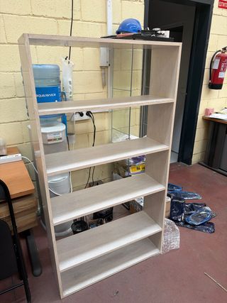 Estantería de madera clara