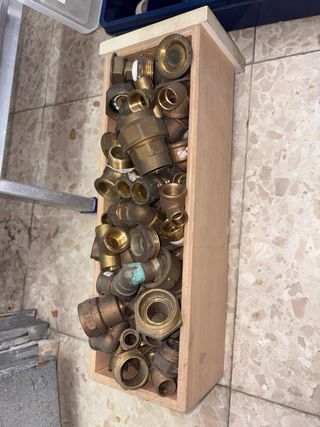 Se venden piezas de fontanería.