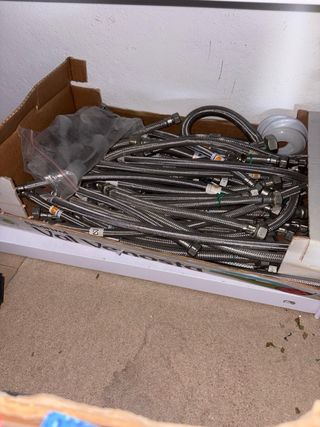 Se venden piezas de fontanería.