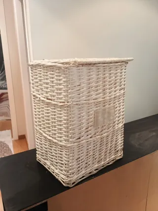 Cesto de ropa de mimbre blanco
