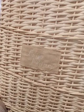 Cesto de ropa de mimbre blanco