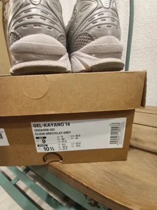 Deportivas ASICS plateadas y blancas