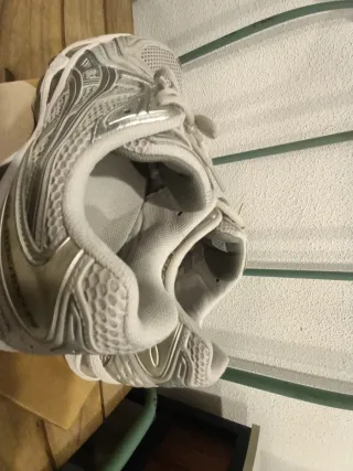 Deportivas ASICS plateadas y blancas