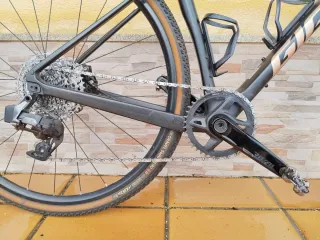 Bicicleta Gravel Giant Revolt Advance.