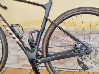Bicicleta Gravel Giant Revolt Advance.