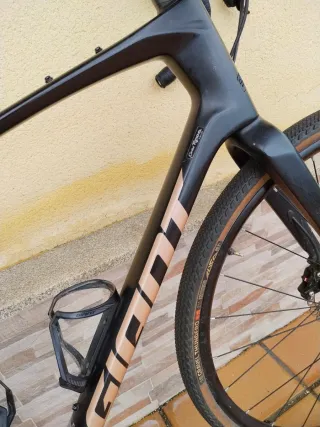 Bicicleta Gravel Giant Revolt Advance.